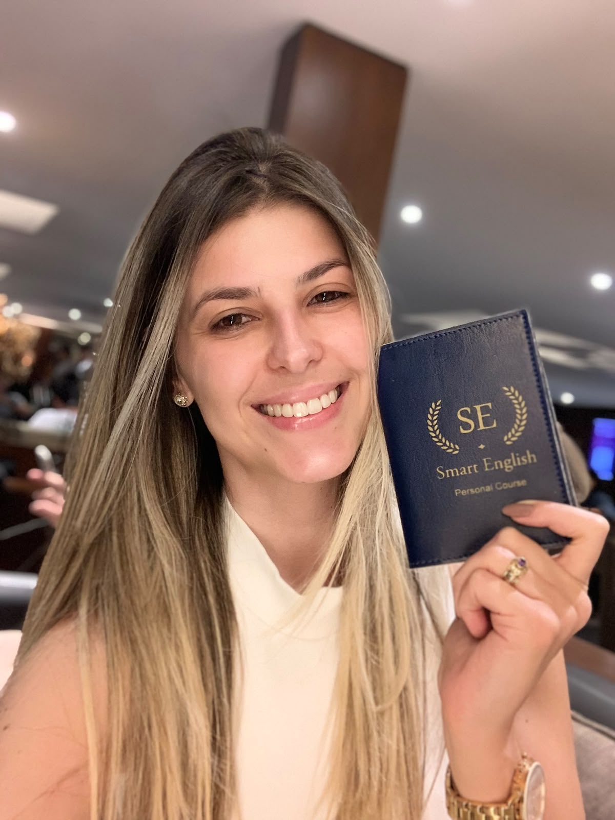 Mariana Diniz segurando o material do Smart English